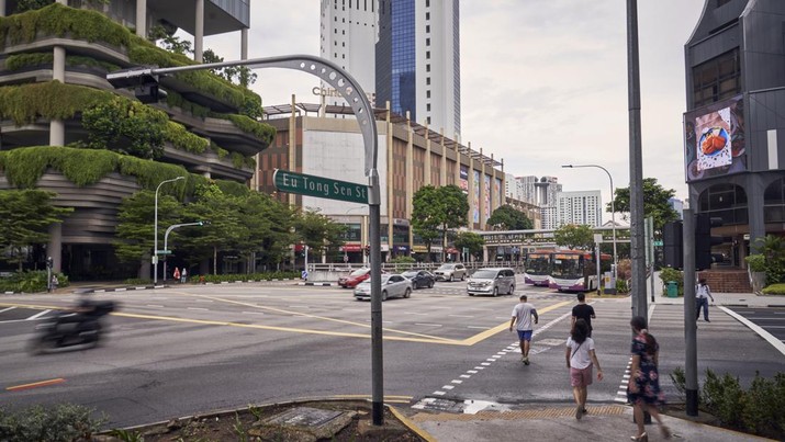 Pejalan kaki melintasi jalan yang hampir kosong di kawasan Chinatown Singapura, pada Selasa, 3 Agustus 2021. Pejalan kaki melintasi jalan yang hampir kosong di kawasan Chinatown Singapura, pada Selasa, 3 Agustus 2021. Jumlah kasus virus harian di Singapura tetap di atas 100 sejak 19 Juli, setelah wabah di pelabuhan perikanan membuat pejabat pemerintah memberlakukan kembali pembatasan Covid yang lebih ketat. (Dok. File - Lauryn Ishak/Bloomberg via Getty Images)