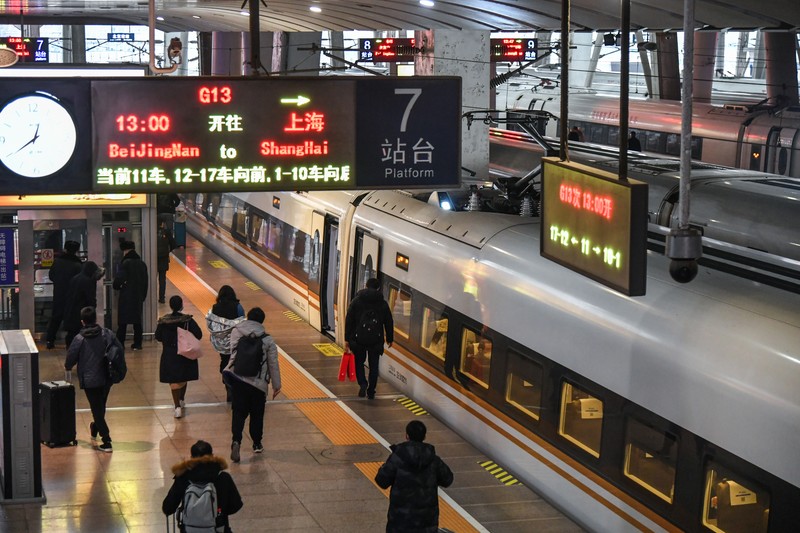Seorang penumpang menunggu di Stasiun Kereta Api Guangzhou Selatan saat warga bersiap untuk melakukan perjalanan ke kampung halaman mereka untuk 'Festival Musim Semi' atau Tahun Baru Imlek selama festival musim semi perjalanan terburu-buru di Guangzhou, China pada 12 Januari 2023. Seorang penumpang menunggu di Stasiun Kereta Api Guangzhou Selatan saat warga bersiap untuk melakukan perjalanan ke kampung halaman mereka untuk 'Festival Musim Semi' atau Tahun Baru Imlek selama festival musim semi perjalanan terburu-buru di Guangzhou, China pada 12 Januari 2023. Festival Musim Semi, tahun ini menjadi Tahun Kelinci adalah hari libur terpenting China yang berpusat di sekitar reuni keluarga yang akan berlangsung pada 22 Januari. (John Ricky/Anadolu Agency via Getty Images)