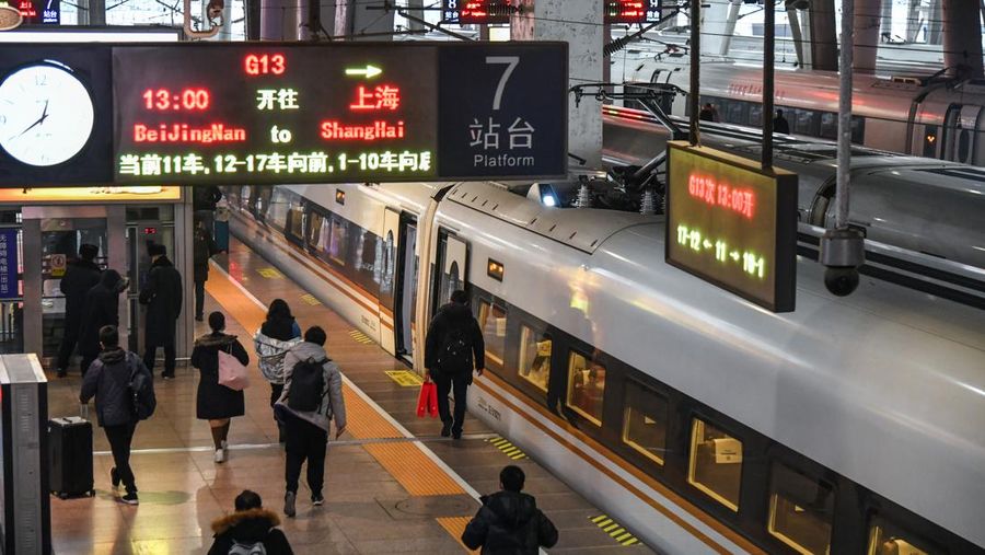 Seorang penumpang menunggu di Stasiun Kereta Api Guangzhou Selatan saat warga bersiap untuk melakukan perjalanan ke kampung halaman mereka untuk 'Festival Musim Semi' atau Tahun Baru Imlek selama festival musim semi perjalanan terburu-buru di Guangzhou, China pada 12 Januari 2023. Festival Musim Semi, tahun ini menjadi Tahun Kelinci adalah hari libur terpenting China yang berpusat di sekitar reuni keluarga yang akan berlangsung pada 22 Januari. (John Ricky/Anadolu Agency via Getty Images)