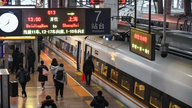 Seorang penumpang menunggu di Stasiun Kereta Api Guangzhou Selatan saat warga bersiap untuk melakukan perjalanan ke kampung halaman mereka untuk 'Festival Musim Semi' atau Tahun Baru Imlek selama festival musim semi perjalanan terburu-buru di Guangzhou, China pada 12 Januari 2023. Festival Musim Semi, tahun ini menjadi Tahun Kelinci adalah hari libur terpenting China yang berpusat di sekitar reuni keluarga yang akan berlangsung pada 22 Januari. (John Ricky/Anadolu Agency via Getty Images)