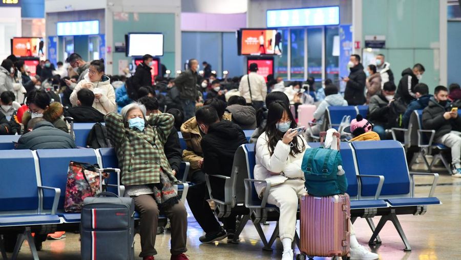 Seorang penumpang menunggu di Stasiun Kereta Api Guangzhou Selatan saat warga bersiap untuk melakukan perjalanan ke kampung halaman mereka untuk 'Festival Musim Semi' atau Tahun Baru Imlek selama festival musim semi perjalanan terburu-buru di Guangzhou, China pada 12 Januari 2023. Festival Musim Semi, tahun ini menjadi Tahun Kelinci adalah hari libur terpenting China yang berpusat di sekitar reuni keluarga yang akan berlangsung pada 22 Januari. (John Ricky/Anadolu Agency via Getty Images)