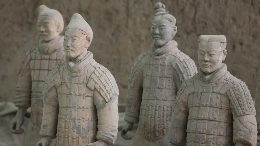 Prajurit Terakota Mausoleum Kaisar Qin Pertama, Xi'an dipajang pada 24 Juni 2018 di Xi'An, Tiongkok. Dibuat pada Dinasti Qin dari 246 SM hingga 208 SM, figur tersebut dibuat untuk menjaga makam kaisar dan ditemukan oleh arkeolog Tiongkok Zhao Kangmin pada tahun 1974. (Tao Zhang/Getty Images)