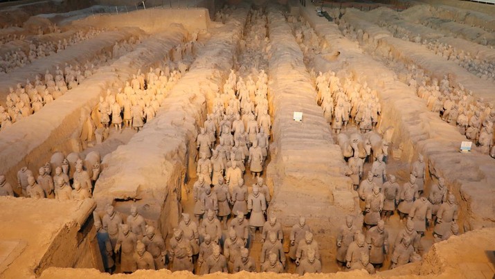 Prajurit terakota terlihat di Museum Prajurit Terakota dan Kuda Kaisar Qin Shihuang di Xian, di Provinsi Shaanxi, China barat laut pada 8 Januari 2018. Prajurit terakota terlihat di Museum Prajurit Terakota dan Kuda Kaisar Qin Shihuang di Xian, di Provinsi Shaanxi, China barat laut pada 8 Januari 2018. (Dok. File - LUDOVIC MARIN/AFP via Getty Images)