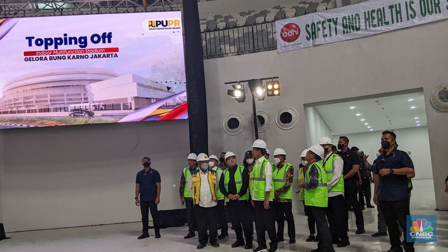 Preside Joko Widodo menghadiri Topping Off Indoor Multifunction Stadium Gelora Bung Karno, Jakarta, Jumat, (13/1/2023). Ini adalah stadion multifungsi pertama dan arena tertutup paling besar di Indonesia. (CNBC Indonesia/Emir Yanwardhana)