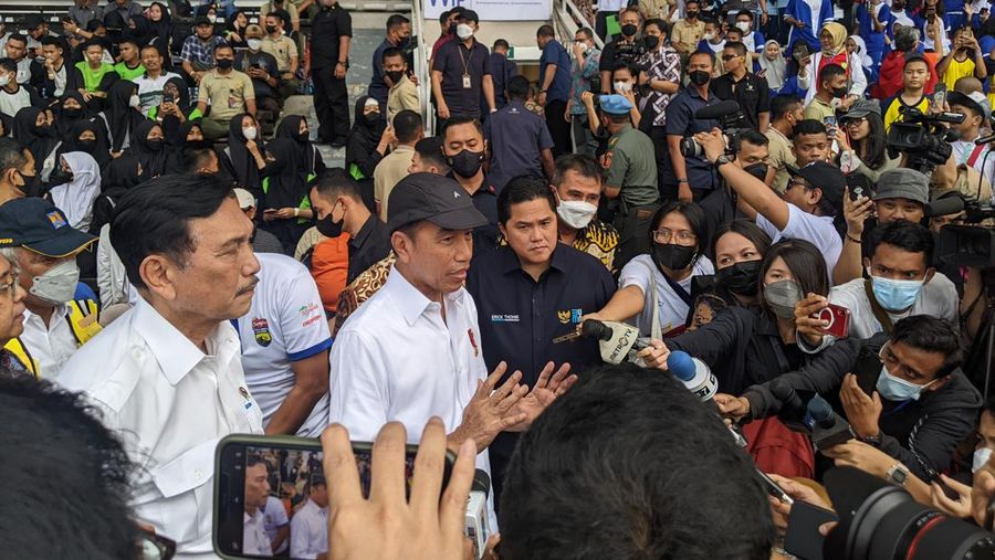 Presiden Joko Widodo menonton Arena Student Athletics Championships di Stadion Madya Gelora Bung Karno (GBK), Jakarta, Jumat (13/1/2023). Dia mengaku senang dengan pembinaan yang dilakukan oleh Persatuan Atletik Seluruh Indonesia (PASI) yang saat ini tengah dipimpin Luhut Binsar Pandjaitan.  (վ/Emir Yanwardhana)