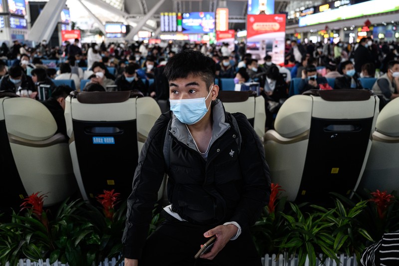 Seorang penumpang menunggu di Stasiun Kereta Api Guangzhou Selatan saat warga bersiap untuk melakukan perjalanan ke kampung halaman mereka untuk 'Festival Musim Semi' atau Tahun Baru Imlek selama festival musim semi perjalanan terburu-buru di Guangzhou, China pada 12 Januari 2023. Seorang penumpang menunggu di Stasiun Kereta Api Guangzhou Selatan saat warga bersiap untuk melakukan perjalanan ke kampung halaman mereka untuk 'Festival Musim Semi' atau Tahun Baru Imlek selama festival musim semi perjalanan terburu-buru di Guangzhou, China pada 12 Januari 2023. Festival Musim Semi, tahun ini menjadi Tahun Kelinci adalah hari libur terpenting China yang berpusat di sekitar reuni keluarga yang akan berlangsung pada 22 Januari. (John Ricky/Anadolu Agency via Getty Images)