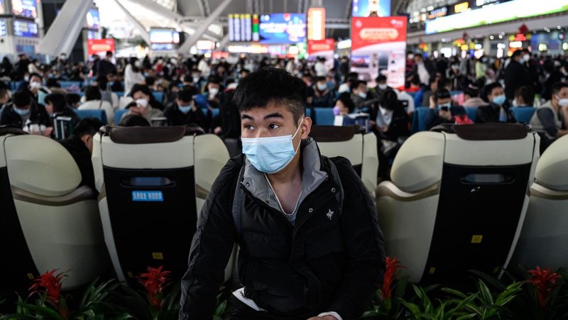 Seorang penumpang menunggu di Stasiun Kereta Api Guangzhou Selatan saat warga bersiap untuk melakukan perjalanan ke kampung halaman mereka untuk 'Festival Musim Semi' atau Tahun Baru Imlek selama festival musim semi perjalanan terburu-buru di Guangzhou, China pada 12 Januari 2023. Festival Musim Semi, tahun ini menjadi Tahun Kelinci adalah hari libur terpenting China yang berpusat di sekitar reuni keluarga yang akan berlangsung pada 22 Januari. (John Ricky/Anadolu Agency via Getty Images)