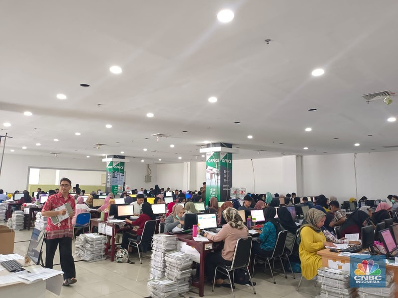 Sepi dan lenggangnya pusat perbelanjaan terkadang membuat pemiliknya memutuskan untuk menjual asetnya tersebut, seperti halnya Mal Cibinong Square yang berlokasi di wilayah Cibinong, Kabupaten Bogor, Jawa Barat. Sepi dan lenggangnya pusat perbelanjaan terkadang membuat pemiliknya memutuskan untuk menjual asetnya tersebut, seperti halnya Mal Cibinong Square yang berlokasi di wilayah Cibinong, Kabupaten Bogor, Jawa Barat. (CNBC Indonesia/Martyasari Rizky)