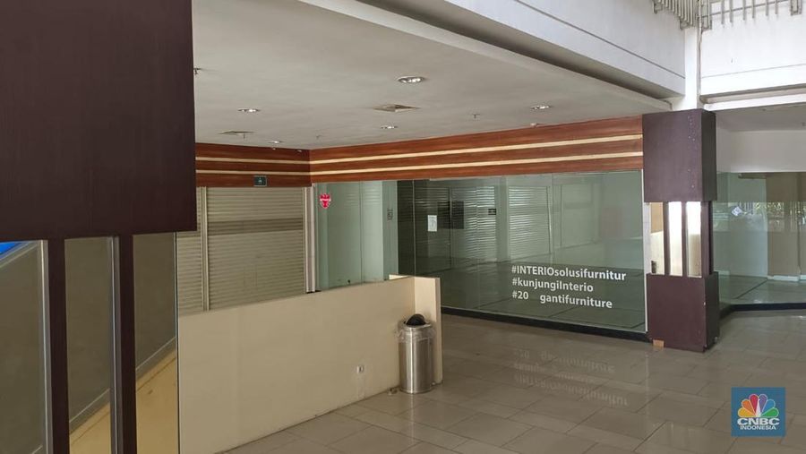 Sepi dan lenggangnya pusat perbelanjaan terkadang membuat pemiliknya memutuskan untuk menjual asetnya tersebut, seperti halnya Mal Cibinong Square yang berlokasi di wilayah Cibinong, Kabupaten Bogor, Jawa Barat. (CNBC Indonesia/Martyasari Rizky)