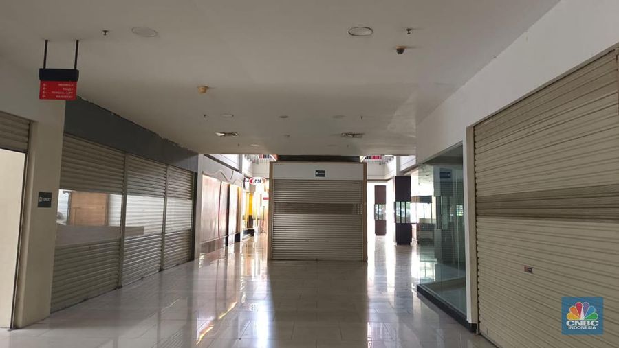 Sepi dan lenggangnya pusat perbelanjaan terkadang membuat pemiliknya memutuskan untuk menjual asetnya tersebut, seperti halnya Mal Cibinong Square yang berlokasi di wilayah Cibinong, Kabupaten Bogor, Jawa Barat. (CNBC Indonesia/Martyasari Rizky)