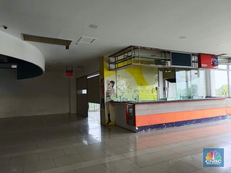 Salah satu pusat perbelanjaan yang sebelumnya selalu ramai, kini Mall WTC Matahari yang berlokasi tepat di depan Jalan Raya Serpong, Kota Tangerang Selatan nampak lenggang, dan banyak kios kosong pada hari Rabu (11/1/2023). (CNBC Indonesia/Martyasari Rizky)