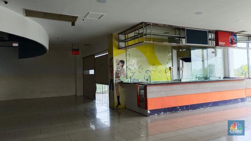 Salah satu pusat perbelanjaan yang sebelumnya selalu ramai, kini Mall WTC Matahari yang berlokasi tepat di depan Jalan Raya Serpong, Kota Tangerang Selatan nampak lenggang, dan banyak kios kosong pada hari Rabu (11/1/2023). (CNBC Indonesia/Martyasari Rizky)