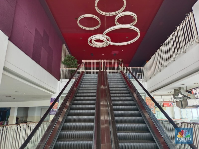 Salah satu pusat perbelanjaan yang sebelumnya selalu ramai, kini Mall WTC Matahari yang berlokasi tepat di depan Jalan Raya Serpong, Kota Tangerang Selatan nampak lenggang, dan banyak kios kosong pada hari Rabu (11/1/2023). Salah satu pusat perbelanjaan yang sebelumnya selalu ramai, kini Mall WTC Matahari yang berlokasi tepat di depan Jalan Raya Serpong, Kota Tangerang Selatan nampak lenggang, dan banyak kios kosong pada hari Rabu (11/1/2023). (CNBC Indonesia/Martyasari Rizky)