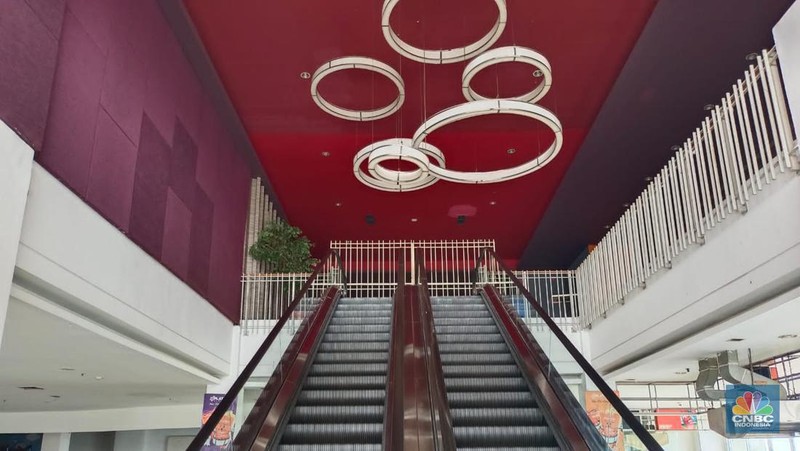 Salah satu pusat perbelanjaan yang sebelumnya selalu ramai, kini Mall WTC Matahari yang berlokasi tepat di depan Jalan Raya Serpong, Kota Tangerang Selatan nampak lenggang, dan banyak kios kosong pada hari Rabu (11/1/2023). (CNBC Indonesia/Martyasari Rizky)