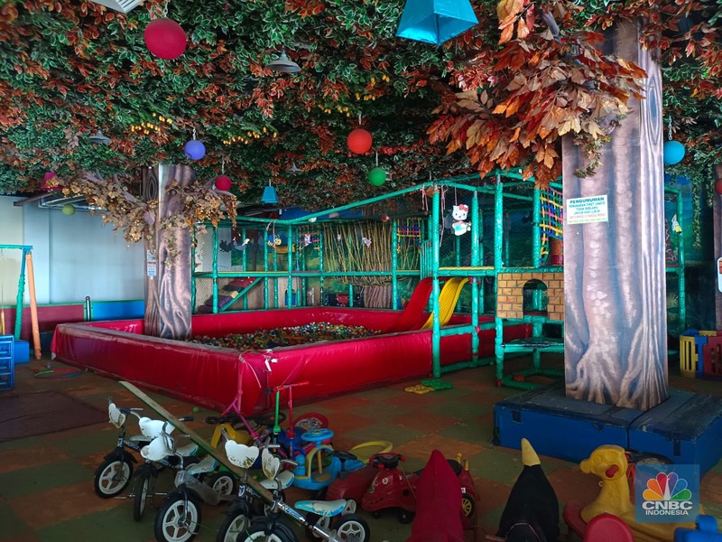 Salah satu pusat perbelanjaan yang sebelumnya selalu ramai, kini Mall WTC Matahari yang berlokasi tepat di depan Jalan Raya Serpong, Kota Tangerang Selatan nampak lenggang, dan banyak kios kosong pada hari Rabu (11/1/2023). Salah satu pusat perbelanjaan yang sebelumnya selalu ramai, kini Mall WTC Matahari yang berlokasi tepat di depan Jalan Raya Serpong, Kota Tangerang Selatan nampak lenggang, dan banyak kios kosong pada hari Rabu (11/1/2023). (CNBC Indonesia/Martyasari Rizky)