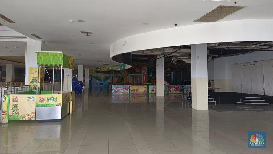 Salah satu pusat perbelanjaan yang sebelumnya selalu ramai, kini Mall WTC Matahari yang berlokasi tepat di depan Jalan Raya Serpong, Kota Tangerang Selatan nampak lenggang, dan banyak kios kosong pada hari Rabu (11/1/2023). (CNBC Indonesia/Martyasari Rizky)