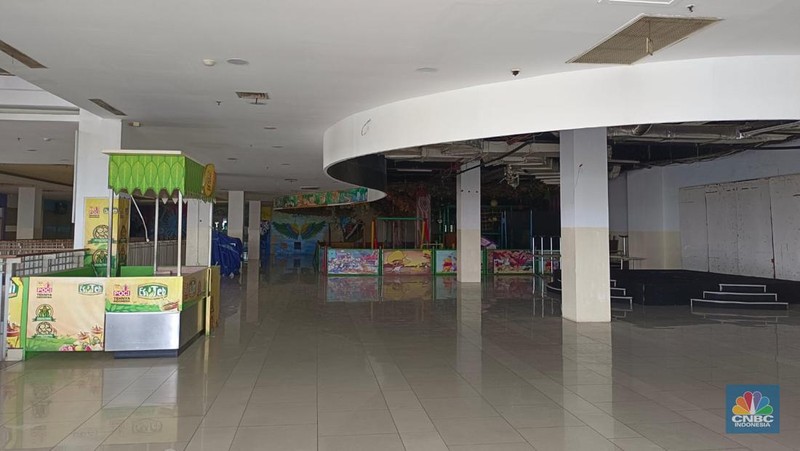 Salah satu pusat perbelanjaan yang sebelumnya selalu ramai, kini Mall WTC Matahari yang berlokasi tepat di depan Jalan Raya Serpong, Kota Tangerang Selatan nampak lenggang, dan banyak kios kosong pada hari Rabu (11/1/2023). (CNBC Indonesia/Martyasari Rizky)
