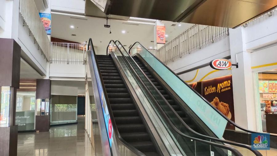 Sepi dan lenggangnya pusat perbelanjaan terkadang membuat pemiliknya memutuskan untuk menjual asetnya tersebut, seperti halnya Mal Cibinong Square yang berlokasi di wilayah Cibinong, Kabupaten Bogor, Jawa Barat. (CNBC Indonesia/Martyasari Rizky)