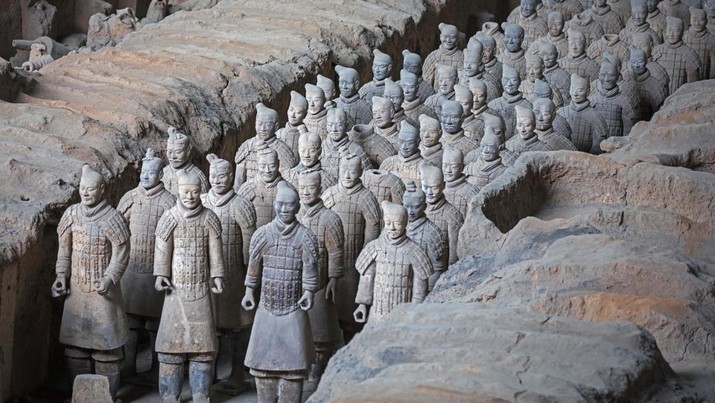 Tentara Terakota, patung prajurit yang menggambarkan tentara Qin Shi Huang, Kaisar Cina pertama di dekat Xi'an / Sian, Distrik Lintong, Shaanxi. Tentara Terakota, patung prajurit yang menggambarkan tentara Qin Shi Huang, Kaisar Cina pertama di dekat Xi'an / Sian, Distrik Lintong, Shaanxi. ( Marica van der Meer/Arterra/Universal Images Group via Getty Images)