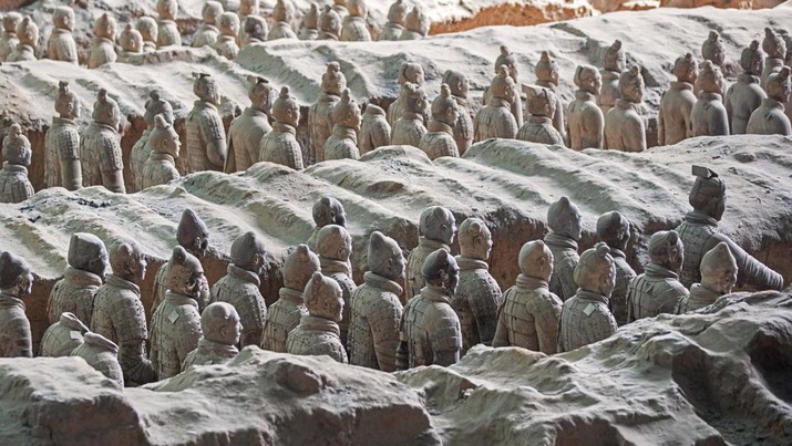 Tentara Terakota, patung prajurit yang menggambarkan tentara Qin Shi Huang, Kaisar pertama Tiongkok di dekat Xi'an / Sian, Distrik Lintong, Shaanxi Tentara Terakota, patung prajurit yang menggambarkan tentara Qin Shi Huang, Kaisar pertama Tiongkok di dekat Xi'an / Sian, Distrik Lintong, Shaanxi. (Marica van der Meer/Arterra/Universal Images Group via Getty Images)