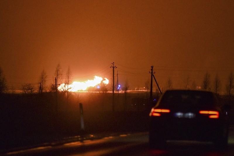 Kobaran api terlihat di pipa gas di wilayah Pasvalys di Lithuania utara, dekat perbatasan Latvia. (via REUTERS/GINTAUTAS GEGUZINSKAS)