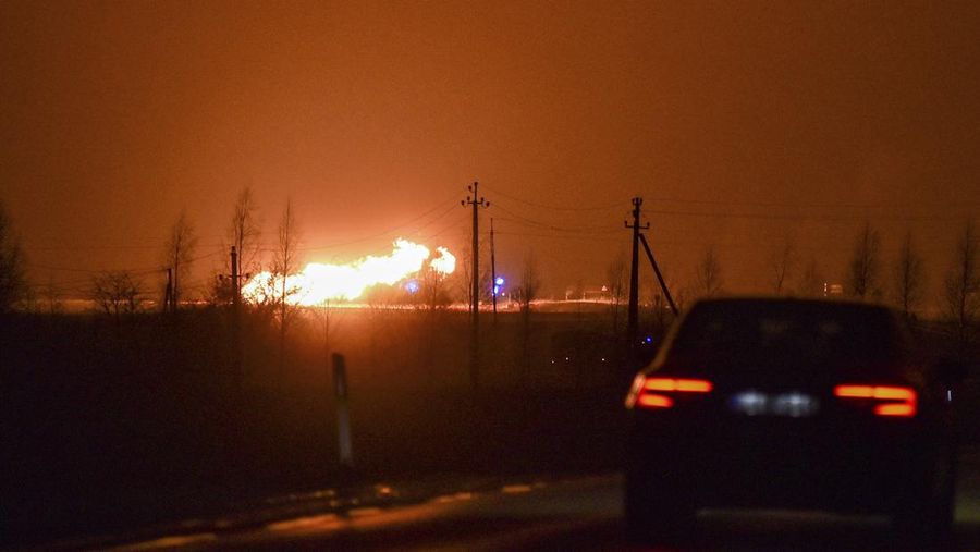 Kobaran api terlihat di pipa gas di wilayah Pasvalys di Lithuania utara, dekat perbatasan Latvia. (via REUTERS/GINTAUTAS GEGUZINSKAS)