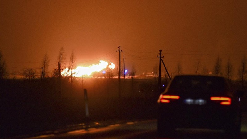 Kobaran api terlihat di pipa gas di wilayah Pasvalys di Lithuania utara, dekat perbatasan Latvia. (via REUTERS/GINTAUTAS GEGUZINSKAS)