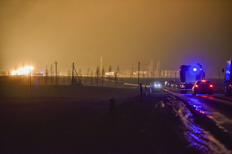 Kobaran api terlihat di pipa gas di wilayah Pasvalys di Lithuania utara, dekat perbatasan Latvia. (via REUTERS/GINTAUTAS GEGUZINSKAS) Kobaran api terlihat di pipa gas di wilayah Pasvalys di Lithuania utara, dekat perbatasan Latvia. (via REUTERS/GINTAUTAS GEGUZINSKAS)