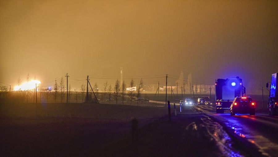 Kobaran api terlihat di pipa gas di wilayah Pasvalys di Lithuania utara, dekat perbatasan Latvia. (via REUTERS/GINTAUTAS GEGUZINSKAS)