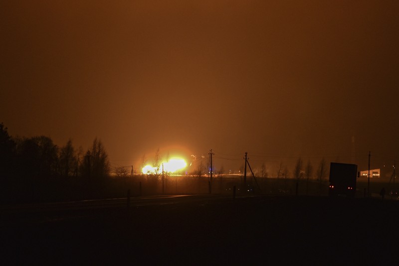Kobaran api terlihat di pipa gas di wilayah Pasvalys di Lithuania utara, dekat perbatasan Latvia. (via REUTERS/GINTAUTAS GEGUZINSKAS)