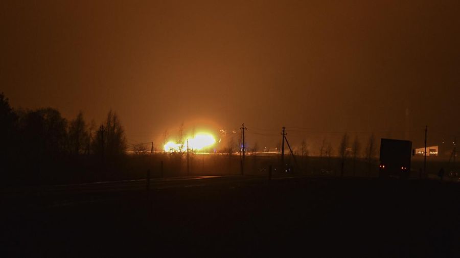 Kobaran api terlihat di pipa gas di wilayah Pasvalys di Lithuania utara, dekat perbatasan Latvia. (via REUTERS/GINTAUTAS GEGUZINSKAS)