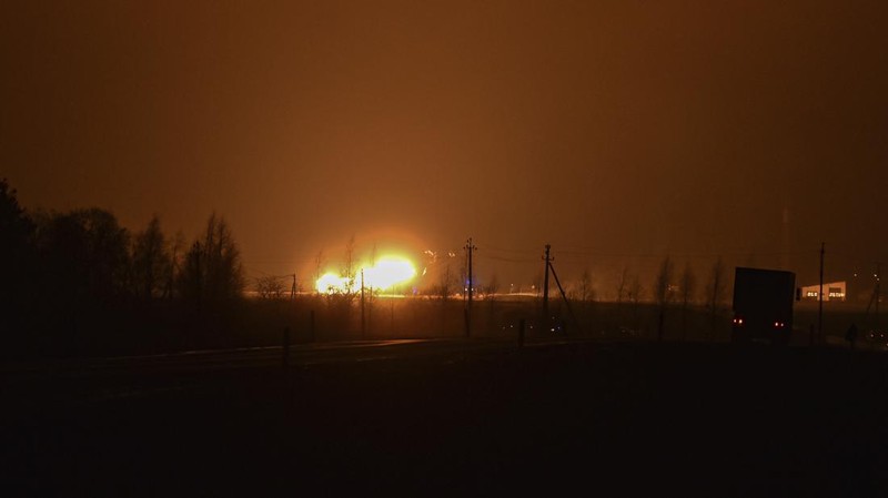Kobaran api terlihat di pipa gas di wilayah Pasvalys di Lithuania utara, dekat perbatasan Latvia. (via REUTERS/GINTAUTAS GEGUZINSKAS)
