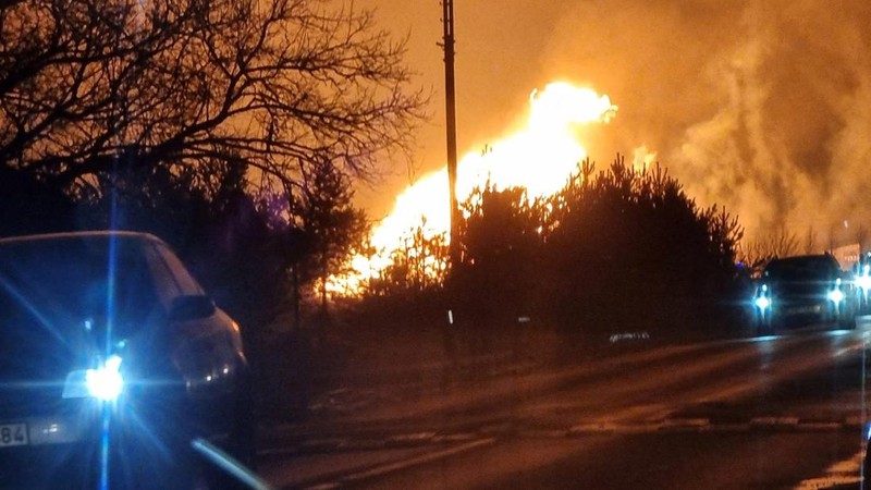 Kobaran api terlihat di pipa gas di wilayah Pasvalys di Lithuania utara, dekat perbatasan Latvia. (via REUTERS/GINTAUTAS GEGUZINSKAS)