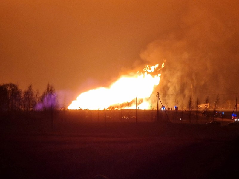 Kobaran api terlihat di pipa gas di wilayah Pasvalys di Lithuania utara, dekat perbatasan Latvia. (via REUTERS/GINTAUTAS GEGUZINSKAS)