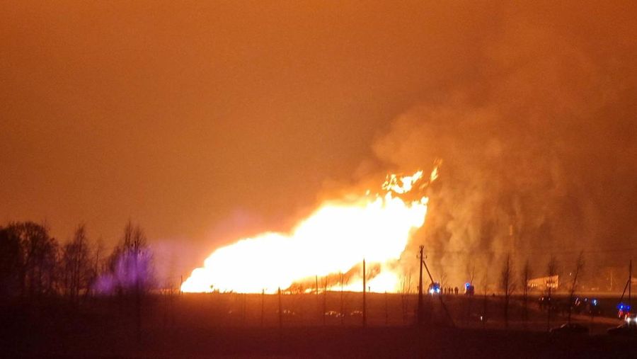 Kobaran api terlihat di pipa gas di wilayah Pasvalys di Lithuania utara, dekat perbatasan Latvia. (via REUTERS/GINTAUTAS GEGUZINSKAS)