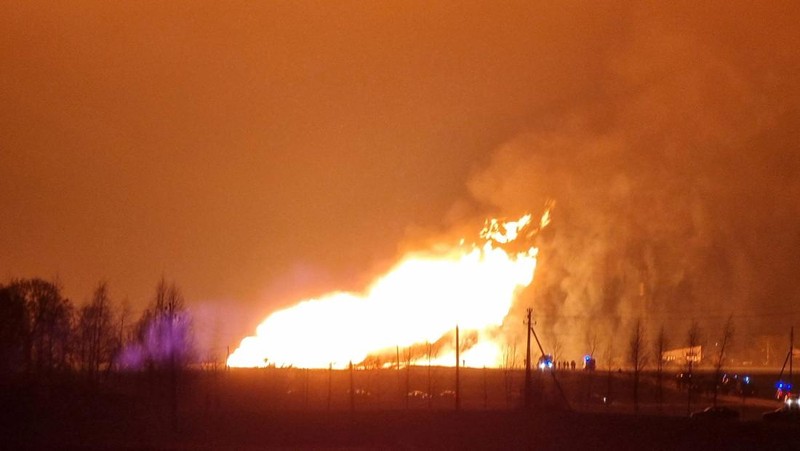 Kobaran api terlihat di pipa gas di wilayah Pasvalys di Lithuania utara, dekat perbatasan Latvia. (via REUTERS/GINTAUTAS GEGUZINSKAS)