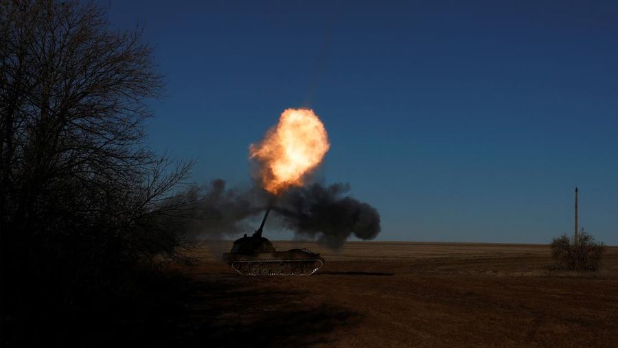 Sebuah ledakan besar dilaporkan mengguncang sebuah gedung yang digunakan sebagai perlindungan oleh tentara Rusia di wilayah Soledar, Donestk, Ukraina. (REUTERS/CLODAGH KILCOYNE)