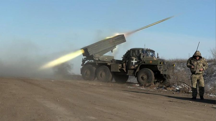 Seorang anggota militer Ukraina menembakkan roket BM-21 'Grad' MLRS 122mm di pinggiran Soledar. (AFP via Getty Images/ARMAN SOLDIN)