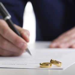 Nikah Gak Pisah Harta, Perlukah Bikin Perjanjian Pascanikah?