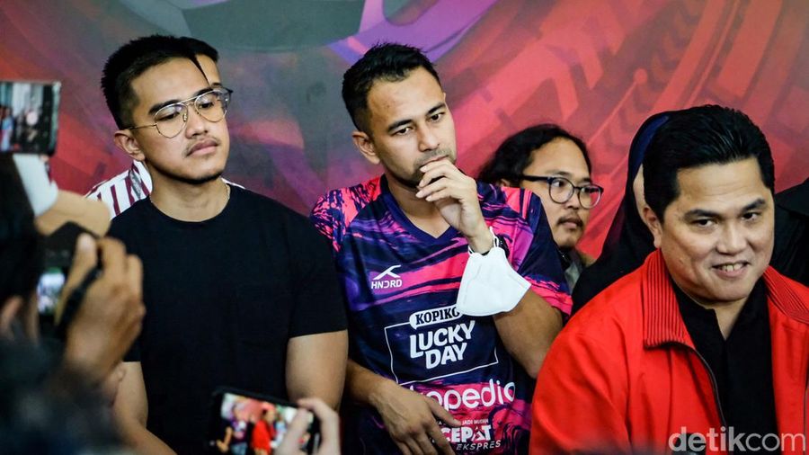 Menteri BUMN Erick Thohir mendaftarkan diri menjadi Ketum PSSI. Sederet figur publik seperti Kaesang Pangarep hingga Raffi Ahmad ikut mendampingi Erick Thohir.