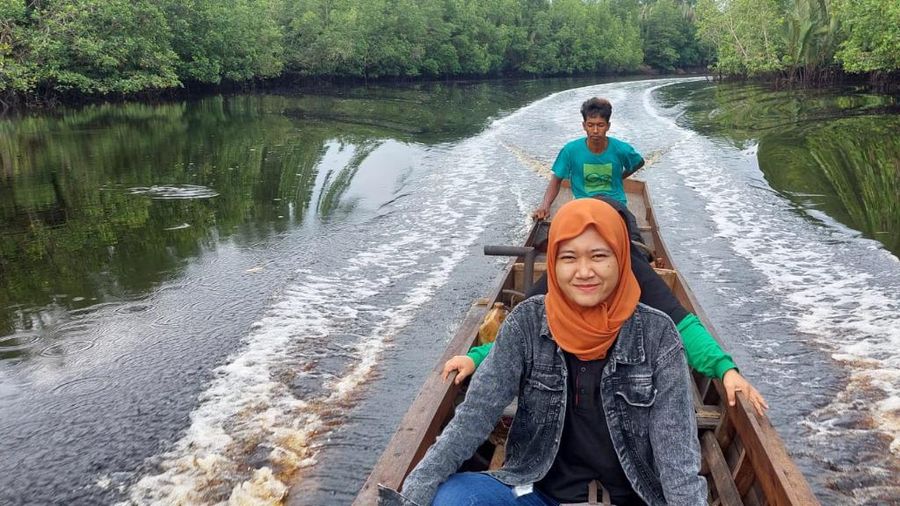 Resti Julianti, Mantri BRI Menelusuri Sungai Guntung.