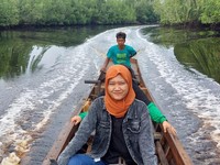 Kenalin Resti, Mantri Tangguh yang Melayani Sungai Guntung