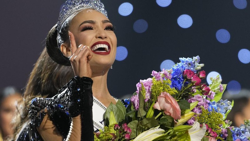 Miss USA R'Bonney Gabriel dinobatkan di kontes Miss Universe di New Orleans pada (14/1/2023). (REUTERS/JONATHAN BACHMAN)