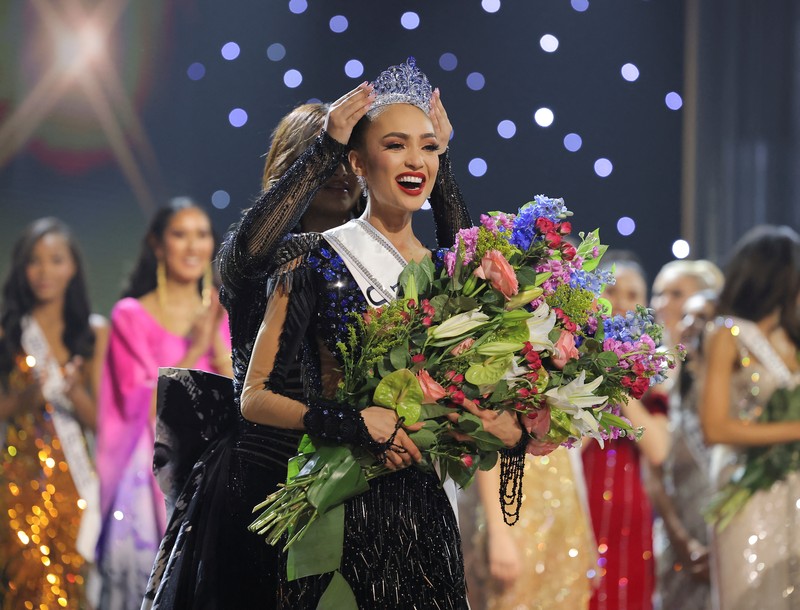Miss USA R'Bonney Gabriel dinobatkan di kontes Miss Universe di New Orleans pada (14/1/2023). (REUTERS/JONATHAN BACHMAN)