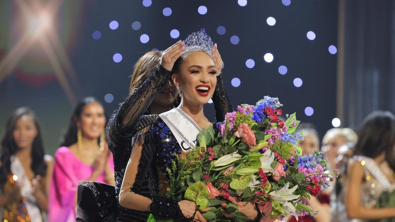 Miss USA R'Bonney Gabriel dinobatkan di kontes Miss Universe di New Orleans pada (14/1/2023). (REUTERS/JONATHAN BACHMAN)