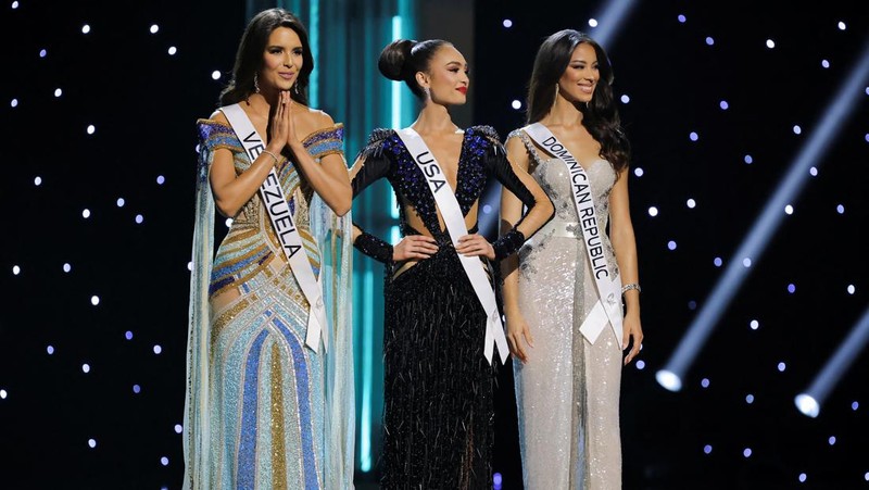 Miss USA R'Bonney Gabriel dinobatkan di kontes Miss Universe di New Orleans pada (14/1/2023). (REUTERS/JONATHAN BACHMAN)