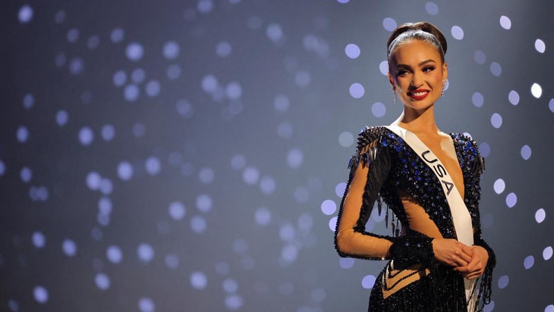 Miss USA R'Bonney Gabriel dinobatkan di kontes Miss Universe di New Orleans pada (14/1/2023). (REUTERS/JONATHAN BACHMAN)