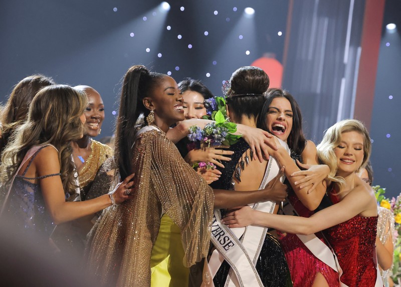 Miss USA R'Bonney Gabriel dinobatkan di kontes Miss Universe di New Orleans pada (14/1/2023). (REUTERS/JONATHAN BACHMAN)