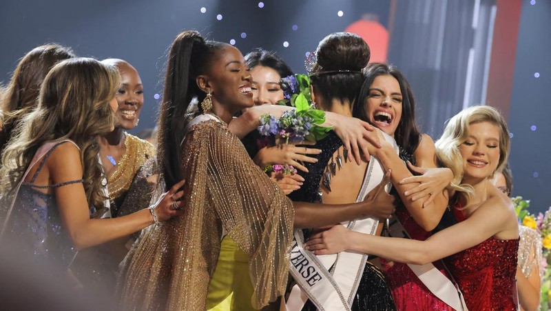 Miss USA R'Bonney Gabriel dinobatkan di kontes Miss Universe di New Orleans pada (14/1/2023). (REUTERS/JONATHAN BACHMAN)
