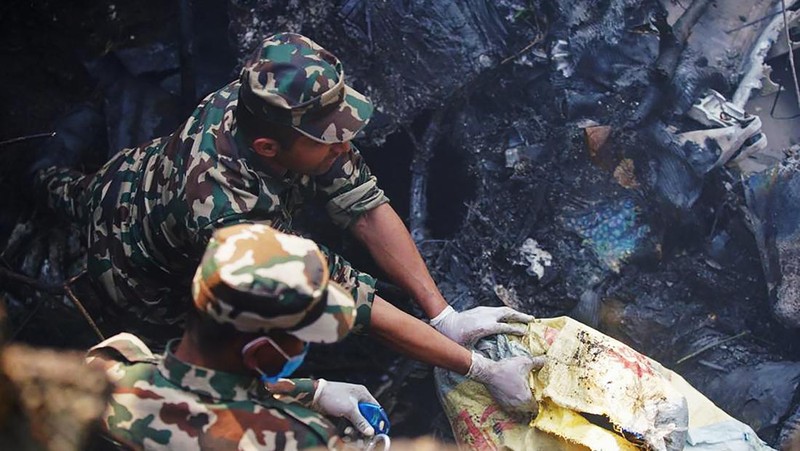 Sebuah pesawat berpenumpang 72 orang milik Yeti Airlines jatuh di Nepal pada Minggu (15/1). Puing pesawat terbakar dan petugas sedang melakukan penyelamatan. (Anadolu Agency via Getty Images)